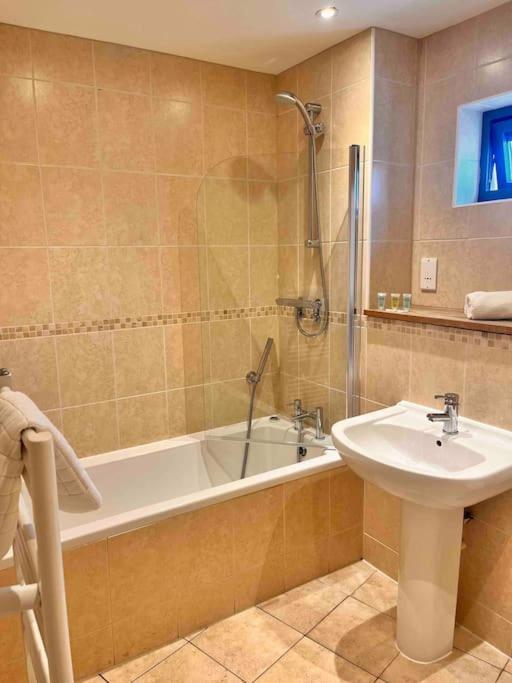 2Bed With Pool & Sea View Apartment New Quay Exteriör bild