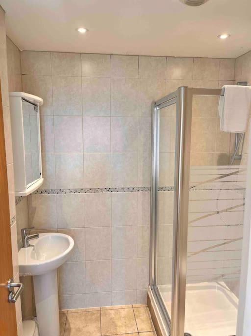 2Bed With Pool & Sea View Apartment New Quay Exteriör bild