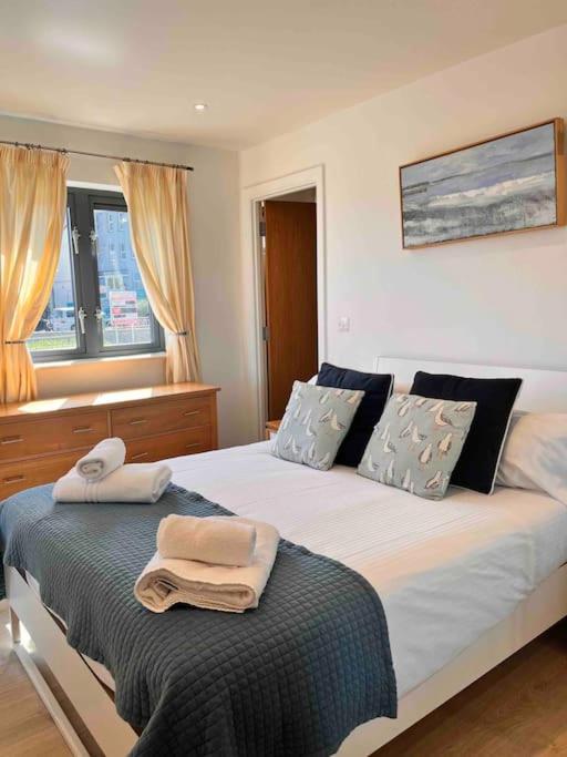 2Bed With Pool & Sea View Apartment New Quay Exteriör bild